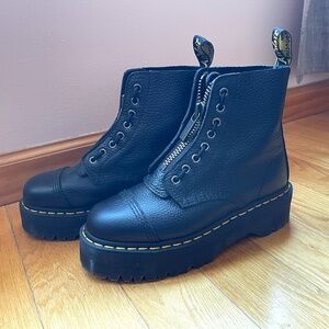 Dr. Martens SINCLAIR platform combat boot in BLACK Size 8, Like New